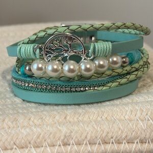 Bracelet with magnetic closure, turquoise color